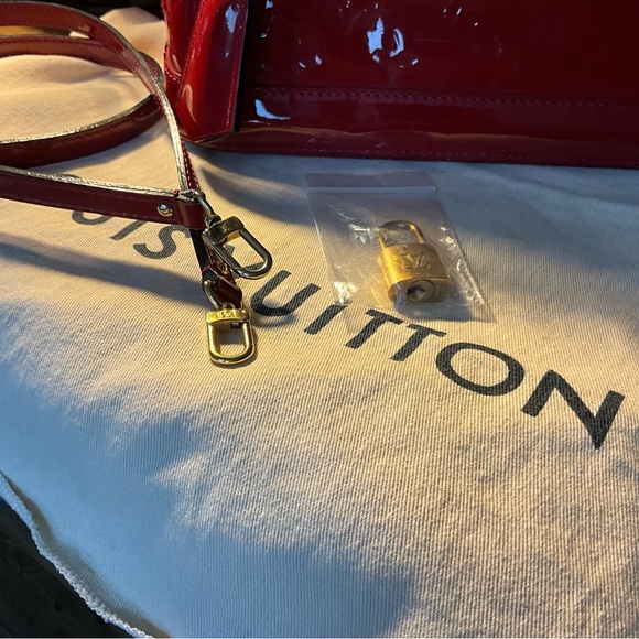 Louis Vuitton BB Alma, Red Vernis, 2 Way, Guitar Shoulder Strap, Lock & Key, EUC - Picture 3 of 11